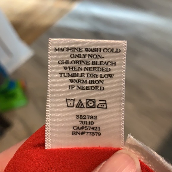 Red sleeveless flutter blouse - Picture 6 of 8